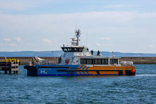 HYDROCAT 55 (IMO 9949601), mit Wartungsteam an Bord, anlegend im Sassnitzer Hafen.