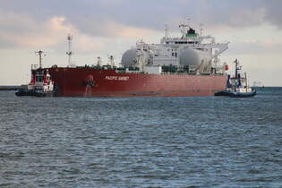 Der LNG Tanker Pacific Garent am Morgen des 29.05.2025 in Warnemnde.