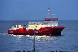 HANSE , PILOTTENDER DUHNEN , IMO 9199957 , Baujahr 2000 , 49 x 22 m , Cuxhaven - Alte Liebe , 08.04.2025 