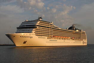 Die MSC Poesia auf ihrer 14 tgigen Ostsee & Norwegen Tour ab/bis Kopenhagen beim Einlaufen am Morgen des 15.06.2025 in Warnemnde.
