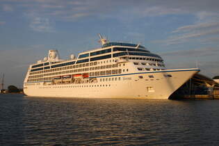 Die Sirena auf ihrer 35 tgigen Tour Ostsee, Norwegische Fjorde und Britische Inseln ab/bis Dublin am Morgen des 15.06.2025 in Warnemnde.