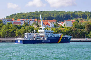 Zollschiff 13009 (IMO 13009) mit noch abgeklebten Namen FEHMARN anlegend im Sassnitzer Hafen.