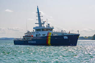 Zollschiff 13009 (IMO 13009) mit noch abgeklebten Namen FEHMARN einlaufend in den Sassnitzer Hafen.