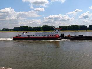 Schubboot Herkules VIII auf Bergfahrt in Richtung Hochemmerich.