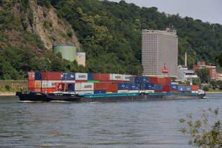 Schubverband aus Schubschiff und drei Leichtern (Camaro?) am 22.06.2025 in Lahnstein am Rhein