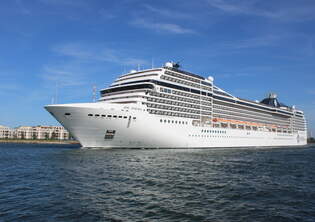 MSC Poesia bei besten Sonnenschein am Nachmittag des 29.06.2025 in Warnemnde.