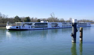 KFGS Viking Gersemi, rheinaufwrts in Warteposition vor der Schleuse Vogelgrn/Elsa, Mrz 2025