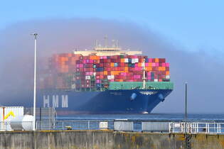 HMM NUR , Containerschiff , IMO 9869162 , Baujahr  2021 , 366 x 51 m , 16010 TEU , Cuxhaven - Alte Liebe , 12.04.2025 , 