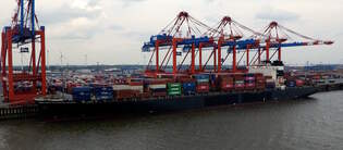 Das 304m lange Containerschiff CMA CGM FRANCOISE SAGAN am 24.05.25 in Bremerhaven