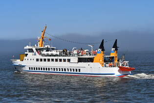 WAPPEN VON CUXHAVEN , Fahrgastschiff , IMO 7525918 , Baujah r1976 , 43 x 8 m , 12.04.2025 , Cuxhaven - Alte Liebe , 