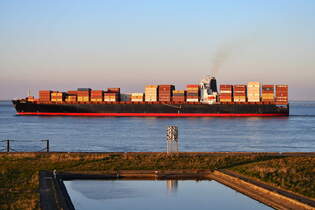 ZIM AMERICA , Containerschiff , IMO 9244934 , Baujahr 2003 , 304.16 x 40 m , 6644 TEU , Cuxhaven - Alte Liebe , 12.04.2025 , 