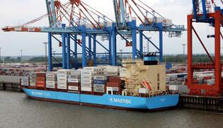 Das 172m lange Containerschiff LAURA MAERSK am 24.05.25 in Bremerhaven