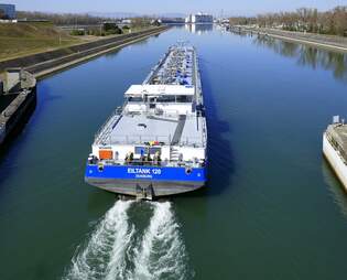TMS Eiltank 120, verlt die Schleuse Vogelgrn/Elsa rheinabwrts, Mrz 2025