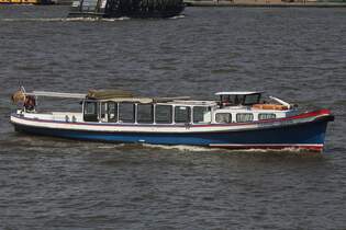 Hafenbarkasse SABINE (3019) auf der Elbe im Hamburger Hafen.