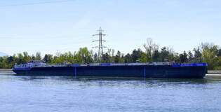 TMS Eiltank 42, rheinabwrts, in Warteposition vor der Staustufe Vogelgrn/Elsa, April 2025