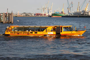 Barkasse NALA (H 6004) am 06.06.2014 auf der Elbe im Hafen von Hamburg vor den St.Pauli Landungsbrcken.