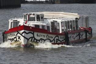 LTTE DEERN (ENI 05103260) Kunstschiff, am 03.06.2025, Hamburg, Elbe / Ex-Name: CLARA / Rundfahrt-Barkasse / Mae nach Umbau 2014 nicht bekannt / 1 Diesel, 124 kW (168 PS) / zugel.