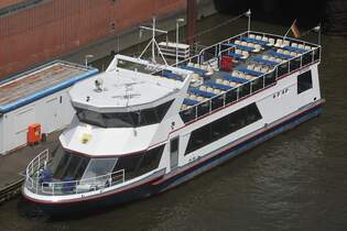 MS MECKLENBURG an ihrem Liegeplatz an der Einfahrt in  den Sandtorhafen (Elbe/Hamburg);  aufgenommen von der Galerie der Elbphilharmonie aus am 11.06.2025.