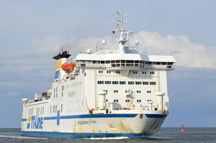 Die HUCKLEBERRY FINN IMO-Nummer:8618358 Flagge:Schweden Lnge:176.0m Breite:26.0m Baujahr:1988 Bauwerft:Schichau Seebeck,Bremerhaven einnlaufend nach Travemnde am 15.07.25
