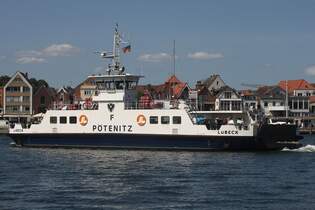 Fahrzeug- und Personenfhre PTENITZ; Eigner/Betreiber: Stadt Lbeck; Aufnahmeort: Trave/Lbeck-Travemnde, Deutschland; Datum: 20.06.2025; Info: Die Fhrlinie verbindet