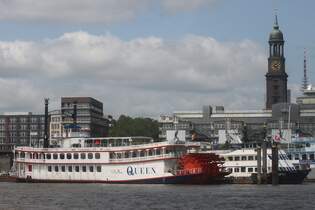Fahrgastschiff QUEEN; Eigner/Betreiber: Reederei Kapitn Prsse; Aufnahmeort: Elbe/Hafen Hamburg, Deutschland; Datum: 11.06.2025; Info: (ENI 02317987) (H 6068) ex MISSISSIPPI QUEEN  /