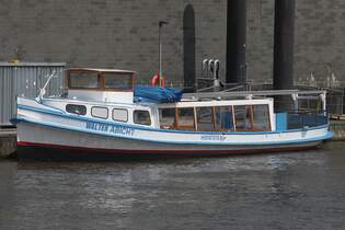 Hafenbarkasse WALTER ABICHT; Eigner/Betreiber: Reederei Rainer Abicht; Aufnahmeort: Elbe/Hafen Hamburg, Deutschland; Datum: 11.07.2025; Info:  (05107370) Das Bild zeigt die WALTER ABICHT an den