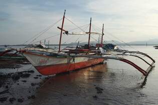 Traditionelles Fischerboot (namenlos); Eigner/Betreiber: unbekannt/privat; Aufnahmeort: Sulusea (Pacific Ocean), Puerto Princesa, Insel Palawan, Philippinen; Datum: 05.11.2012; Info: Fast alle kleinen