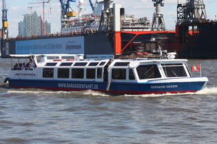 Ausflugsbarkasse SERRAHN DEERN; Eigner/Betreiber: Bergedorfer Schifffahrtslinie; Aufnahmeort: Elbe/Hafen Hamburg, Deutschland; Datum: 10.06.2015; Info: Das Bild zeigt die SERRAHN DEERN unterhalb der