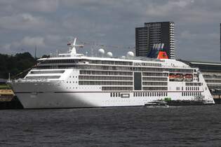 Kreuzfahrtschiff EUROPA 2; Eigner/Betreiber: Hapag-Lloyd Kreuzfahrten; Aufnahmeort: Elbe/Hafen Hamburg, Deutschland; Datum: 11.06.2025; Info: (IMO 9616230) am BRZ 42.830 / La 225,62 m, B 26,7 m,