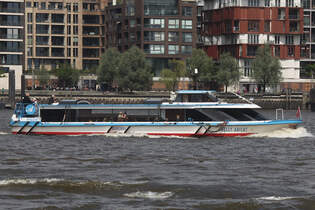 Hafenbarkasse NELLY ABICHT; Eigner/Betreiber: Reederei Rainer Abicht; Aufnahmeort: Elbe/Hafen Hamburg, Deutschland; Datum: 11.06.2025; Info: (ENI 05802660) / Ex-Name: IRENE ABICHT (bis 2010)