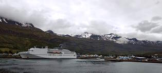 Das 165m lange Fhrschiff NORRNA am 28.05.25 in Seydisfjrdur.