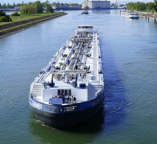 TMS Victory, rheinaufwrts, bei der Einfahrt in die Schleuse Vogelgrn/Elsa, L=125m, Tonnage 3467t, 2x1197 PS, Baujahr 2004, gemeldet in Papendrecht/NL, April 2025