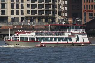 Fahrgastschiff COMMODORE; Eigner/Betreiber: Barkassenmeyer; Aufnahmeort: Elbe/Hafen Hamburg, Deutschland; Datum: 30.06.2025; Info: (ENI 05113570) La 35,0 m, B 8,2 m, Tg 1,3 m / 2 MAN-Diesel,