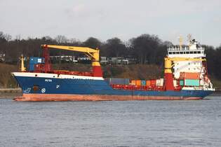Containerschiff RITA; Eigner/Betreiber: SIBUM Reederei; Aufnahmeort: Elbe/Hafen Hamburg, Deutschland; Datum: 20.02.2014; Info: (IMO 9318931) Das Bild zeigt die RITA oberhalb Teufelsbrck.