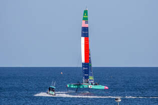 SailGP Hochleistungs-Katamaran mit Team USA bei Testfahrten vor Sassnitz.