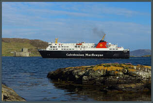 Die Fhre  Isle of Lewis  der Caledonian MacBrayne erreicht am 10.05.2025 den Hafen Castlebay.