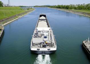 GMS Avila, verlt die Schleuse Fessenheim/Elsa rheinabwrts, Mai 2025