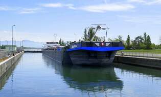GMS Basilea, wird in der Schleuse Vogelgrn/Elsa rheinabwrts geschleust, April 2024