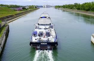 GMS Basilea, verlt die Schleuse Vogelgrn/Elsa rheinabwrts, April 2025
