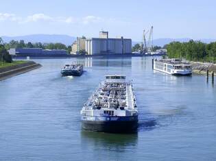 TMS Victory rheinaufwrts, TMS Dintel rheinabwrts an der Staustufe Vogelgrn/Elsa, April 2025