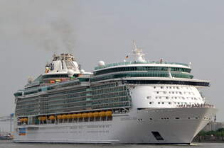 Die INDEPENDENCE OF THE SEAS IMO-Nummer:9349681 Flagge:Bahamas Lnge:339.0m Breite:38.0m Baujahr:2008 Bauwerft:Meyer Turku,Turku Finnland auslaufend aus Hamburg aufgenommen von den