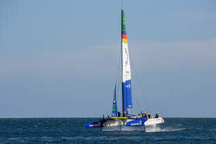 SailGP Hochleistungs-Katamaran mit Team Deutschland am Renntag vor Sassnitz.
