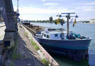 GMS Laguz, ankert im Rheinhafen Breisach, L=110m, Tonnage 2249t, 1521 PS, Baujahr 2000, gemeldet in Gent/B, Mai 2025