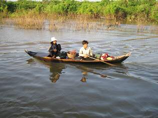 Kleines namenloses Boot; Eigner/Betreiber: privat; Aufnahmeort: Tonle Sap See, Kambodscha; Datum: 04.12.2006; Info: Auf und um den unweit Siem Reap (Angkor Wat) gelegenen Tonle Sap See, dessen