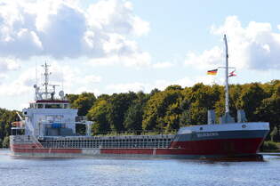 Die BEUKBORG IMO-Nummer:9411745 Flagge:Niederlande Lnge:89.0m Breite:12.0m Baujahr:2009 im Nord-Ostsee-Kanal bei Fischerhtte am 23.08.25