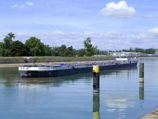TMS Thunersee, vor der Staustufe Vogelgrn/Elsa, L=110m, Tonnage 2630t, 2x750 PS, Baujahr 2017, gemeldet in Hamburg, Mai 2025