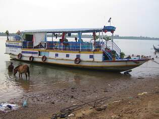 Namenloses Ausflugsboot;  Eigner/Betreiber: Mong Say Tourism; Aufnahmeort: Mekong (Flussinsel Koh Oknatey), Kambodscha; Datum: 17.04.2007; Info: Die bewohnte Mekonginsel Koh Oknatey befindet sich