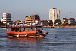 Namenloses Ausflugsboot; Eigner/Betreiber: unbekannt; Aufnahmeort: Tonle Sap River, Phnom Penh, Kambodscha; Datum: 31.10.2011; Info: Das Bild entstand in der Hauptstadt Kambodschas unmittelbar vor der