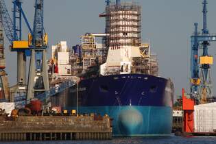 lproduktionsschiff ENQUEST PRODUCER; Aufnahmeort: Elbe/Hafen Hamburg, Deutschland; Datum: 02.08.2013; Info: (IMO 8124034) whrend ihres Aufenthalt zum Umbau bei Blohm&Voss.