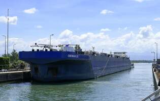 SB Muria und TSL Chemgas 25, werden in der Schleuse Vogelgrn rheinabwrts geschleust,  SB Muria L=30m, Baujahr 2021, gemeldet in Luxemburg  TSL Chemgas 25 L=105m, Tonnage 2018t, Baujahr